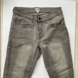 Grey cache skinny jeans